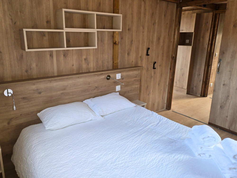 CHAMBRE A GRAND LIT - CHALET FAMILLIAL